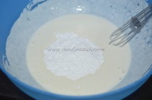 Powdered sugar with cream