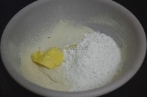 Sieved flour with butter